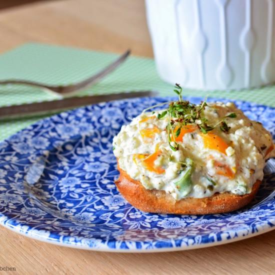 Rezeptbild: Gebackene Hüttenkäse-Gemüsecreme auf Roggenbrötchen