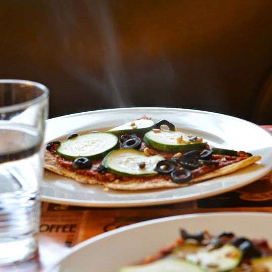 Rezeptbild: Kartoffelteig-Pizza mit Pesto, Oliven und Zucchini