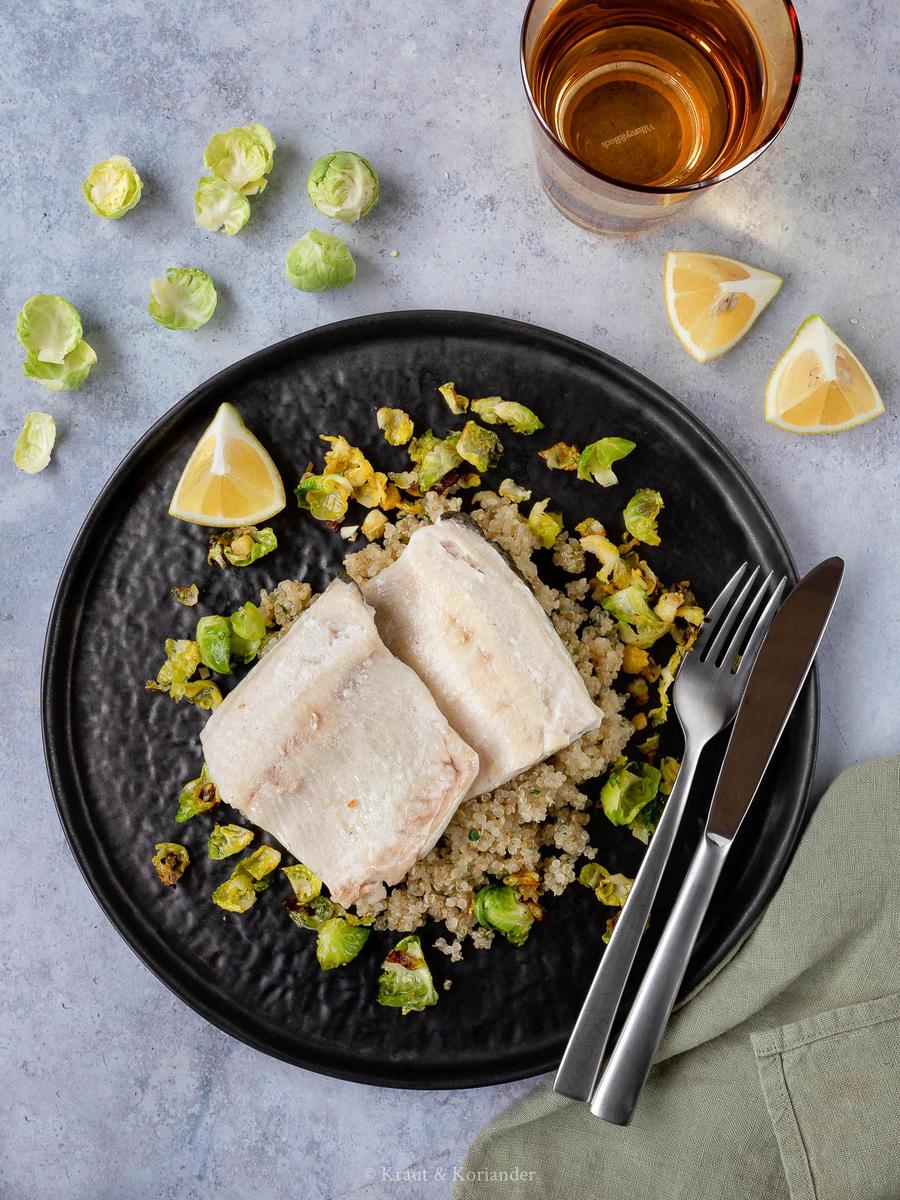 Rezeptbild: Saiblingsfilets mit Quinoa und gerösteten Kohlsprossen